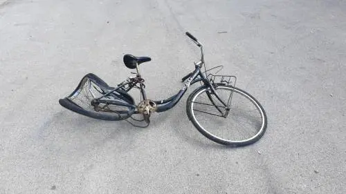 Brindisi, investe un ciclista: prima fugge poi torna sul posto