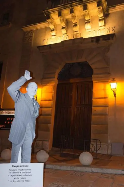 Giorgio Almirante spunta a Castellamare del Golfo, ma è una sagoma