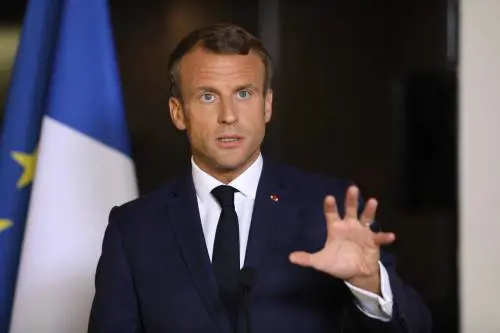 Quel senatore leghista allontanato dai bagni dalle guardie di Macron