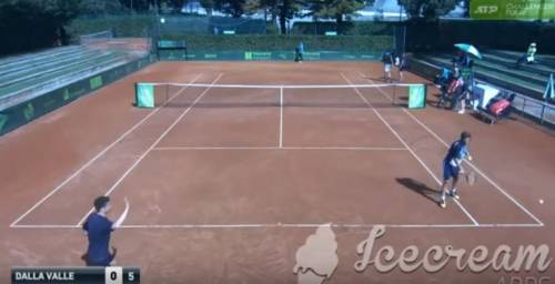 Tennis, frasi choc alla raccattapalle minorenne: arbitro sospeso