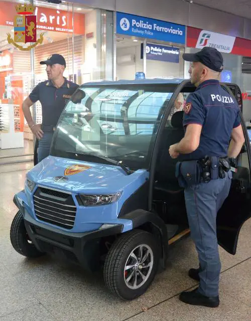 Roma, algerino entra nell'auto di una donna e tenta di rubarle la borsa: arrestato