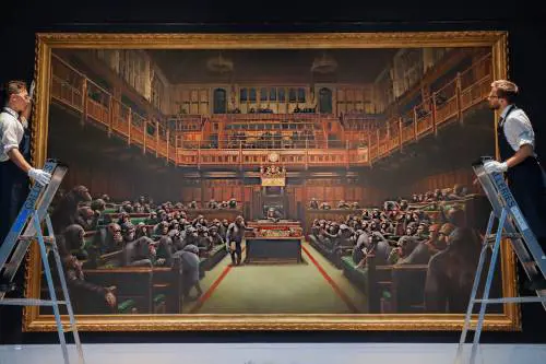 Deputati come scimmie. La Brexit va all'asta e fa il record con Banksy