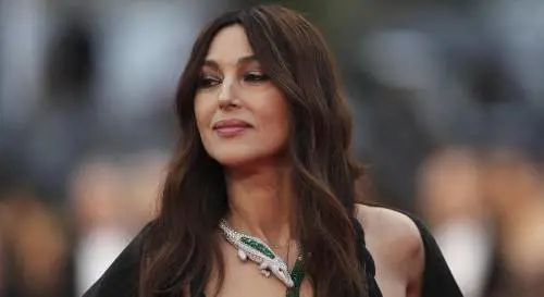 "Non ho paura di invecchiare". Monica Bellucci è splendida nei suoi 55 anni 