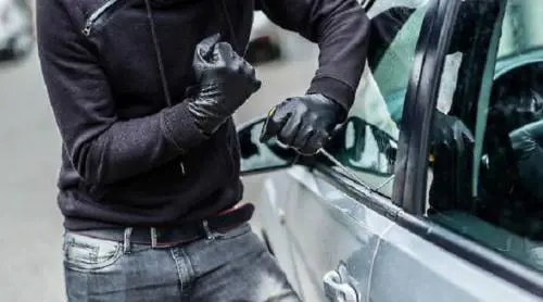 Volanti e cruscotti: la nuova frontiera dei furti d'auto in Italia
