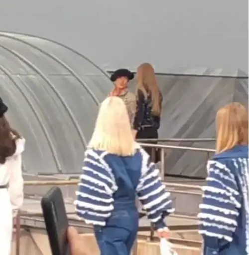 Gigi Hadid versione bodyguard:  blocca una infiltrata alla sfilata