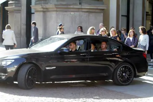 Milano, auto straniera entra in piazza Scala
