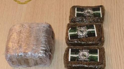 Marocchino a piedi in autostrada per gettare la droga nella scarpata