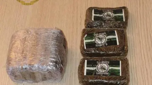 Marocchino a piedi in autostrada per gettare la droga nella scarpata