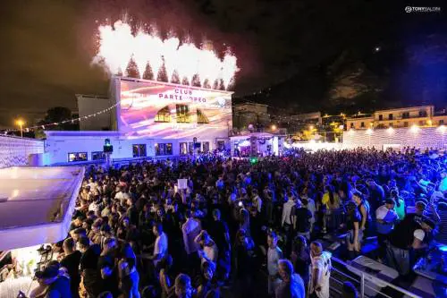 In pista spunta un coltello: chiusa nota discoteca a Napoli