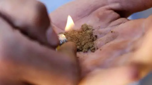 Prende il reddito di cittadinanza ma spaccia droga: arrestata 53enne di Prato