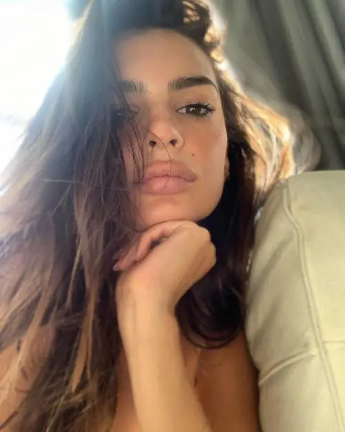 Emily Ratajkowski da urlo su Instagram