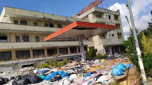 L’ex struttura "Pamagiu" di Casandrino trasformata in una discarica abusiva