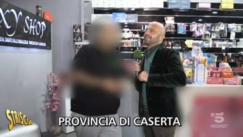 Caserta, utilizzavano reddito cittadinanza in sexy shop