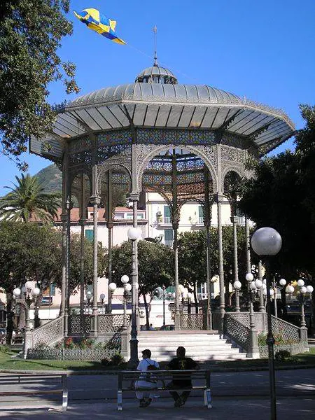 Prima i cognomi e poi i nomi: la curiosa toponomastica di Castellammare di Stabia