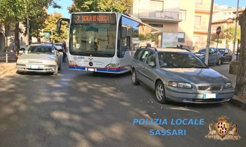 Sassari, bloccano il traffico con le auto in sosta: due automobilisti rischiano il carcere