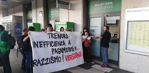 Razzismo a bordo di un treno Trenord, si mobilitano i centri sociali