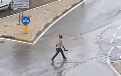 Fermo, terrore in strada: immigrato brandisce machete