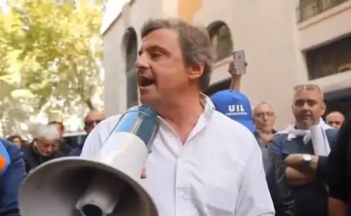 Calenda contestato da operai ex Embraco: "Vergognati"
