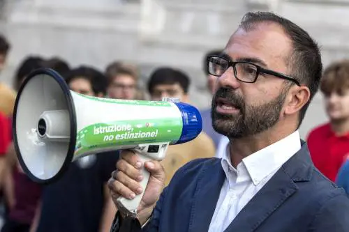 Fioramonti ci riprova: "Ecotasse su bibite zuccherate e voli"