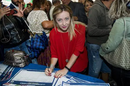 Cittadinanza, FdI dà il via alla raccolta firme contro ius culturae