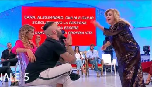 Lite violenta a Uomini e Donne: Tina Cipollari contro Er Faina