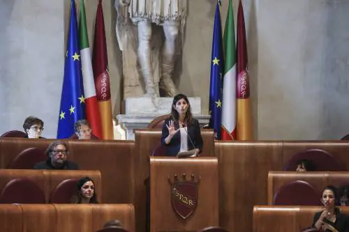 La Raggi contestata in Aula. Scoppia la bagarre: "Dimettiti"
