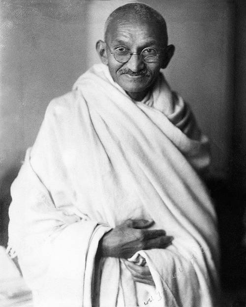 India, rubata urna contenente le ceneri di Gandhi