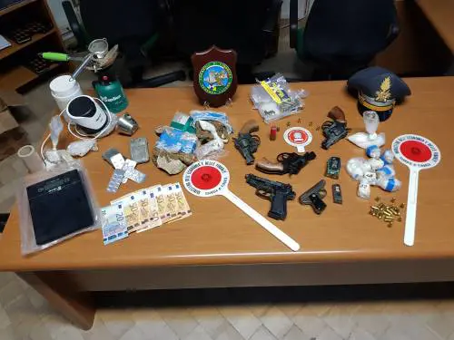 Sequestrate armi, munizioni e droga in una carrozzeria di Lucera