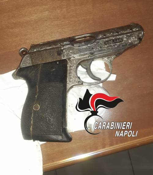 Nasconde una pistola nella fioriera, scoperto e arrestato