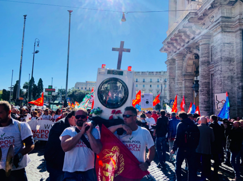 Whirlpool Napoli, operai in sciopero: "Produzione bloccata"