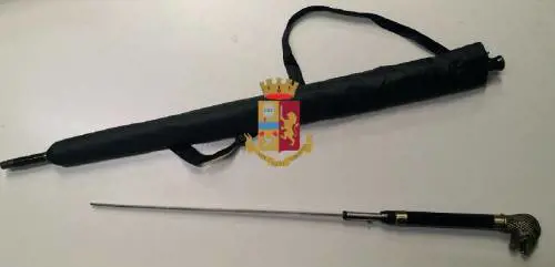 Nel bastone nascondeva una lama, denunciato