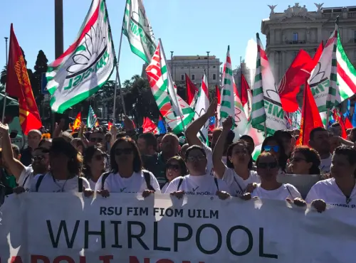 Primo crac di Patuanelli, Whirlpool chiude a Napoli