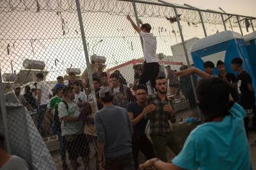 Migranti, la Grecia si ribella: scoppiano le rivolte nelle isole
