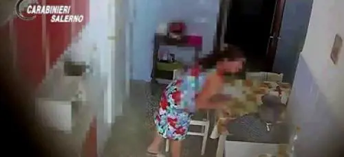 Le violenze choc della badante straniera: botte alla 90enne malata