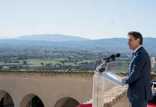L'ultima di Conte: da avvocato del popolo a "nuovo" San Francesco