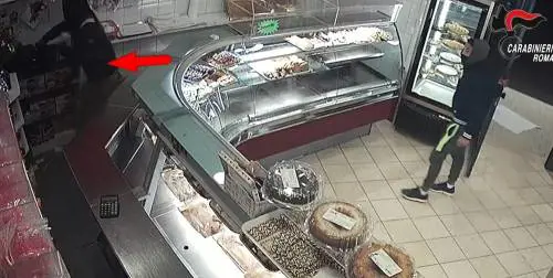 Tre furti in quattro mesi nella stessa pasticceria: arrestati fratelli rapinatori