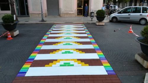 Taranto, strisce pedonali colorate