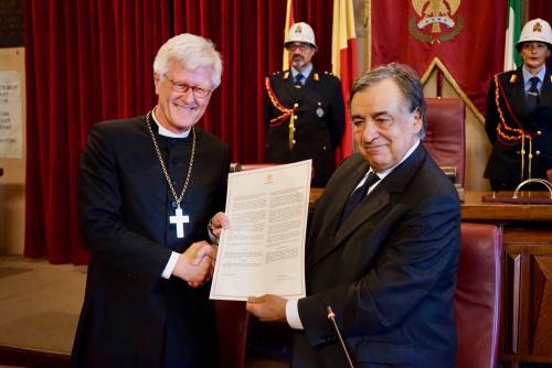 Orlando dà la cittadinanza onoraria al vescovo tedesco pro Ong
