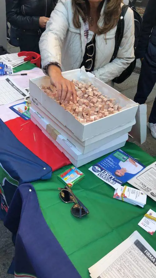 Bologna, FdI contro tortellino pro Islam regala cubetti di mortadella