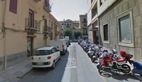 Cerca sesso a pagamento, ma le prostitute lo rapinano