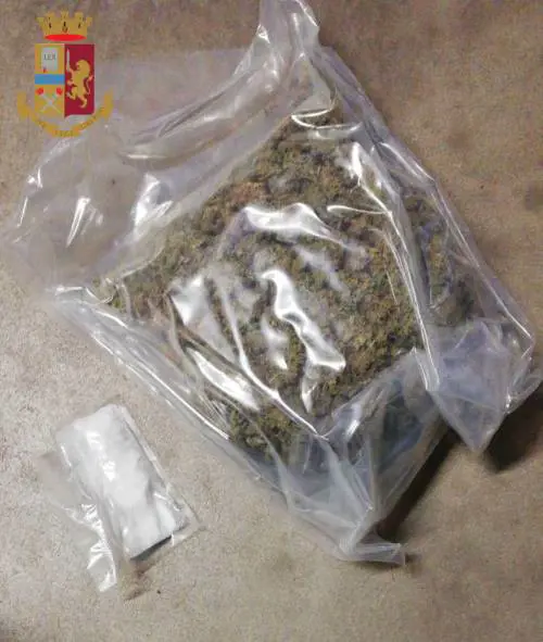 Roma, arrestati due spacciatori: sequestrato carico di droga e denaro