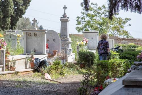 Ascoli Piceno, strani riti al cimitero: trovata una bottiglietta con foto e una presunta data di morte