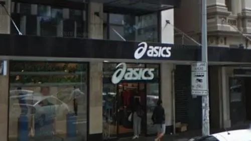 In Nuova Zelanda un negozio mostra filmati hard per tutta la notte sotto gli occhi dei passati