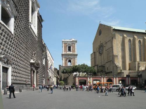 Napoli, vandali deturpano l’ingresso della Basilica di Santa Chiara