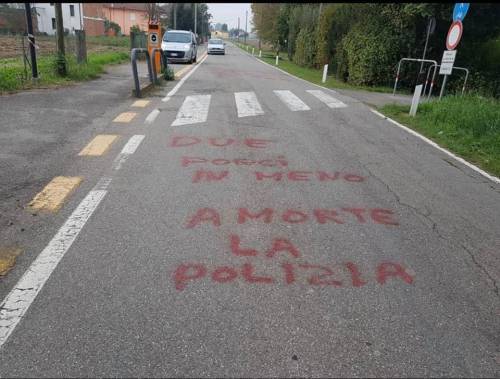 Trieste, la scritta choc a Modena: "Due porci in meno, polizia a morte"