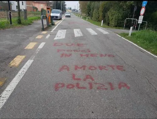 Trieste, la scritta choc a Modena: "Due porci in meno, polizia a morte"
