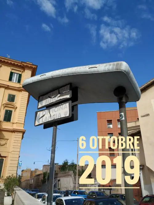 Un materasso "nei cieli" di Roma: è il degrado totale