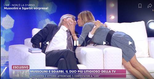 Vittorio Sgarbi e Alessandra Mussolini pace fatta con un bacio in bocca