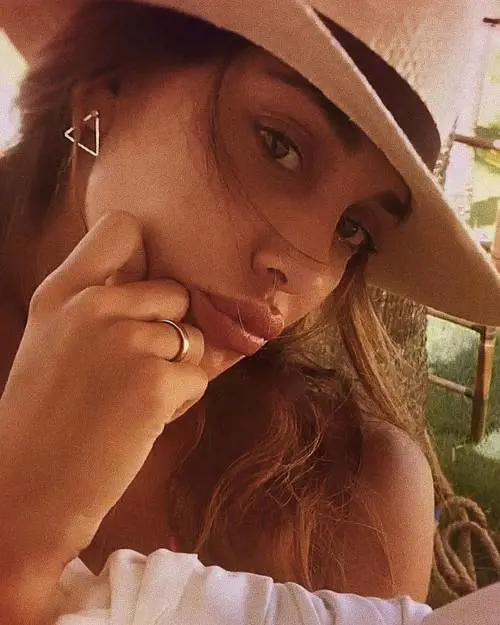 Gli haters contro Belen: “Non fai niente tutto il giorno”