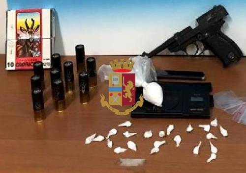 Blitz dei poliziotti, scoperte armi e cocaina